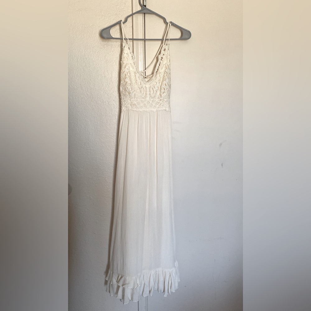 White flowy dress only worn once for pictures . Bought from dillards .Size Small